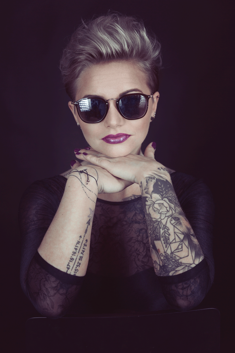 tattoowierte-frau-mit-sonnenbrille-portrait